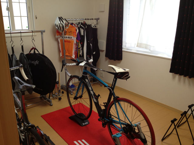 部屋 の 中 で 自転車