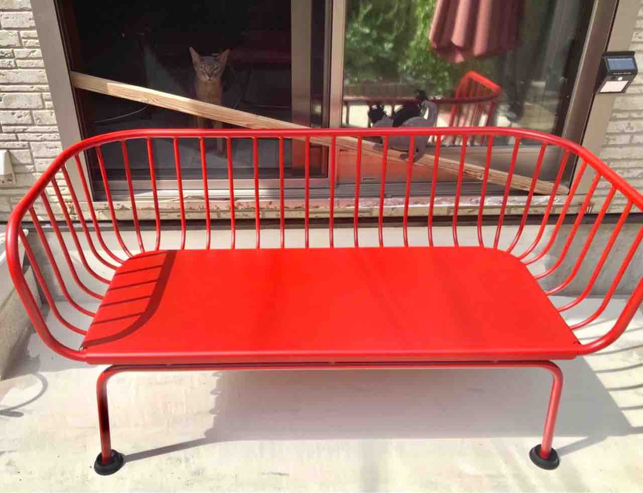 IKEAで買いましたシリーズ（お庭用の赤い椅子） : 銃?‍⬛猫たちと家族 