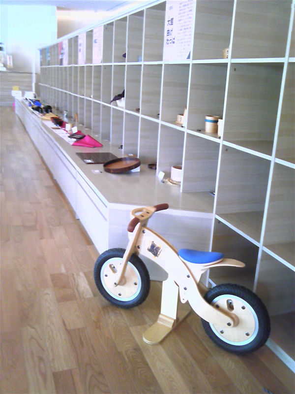 新 秋田県立美術館にてゼロワンの展示販売がはじまりました Woks Guild Japan Bentwood Cycle 新 秋田県立美術館にてゼロワンの展示販売がはじまりました Woks Guild Japan Bentwood Cycle