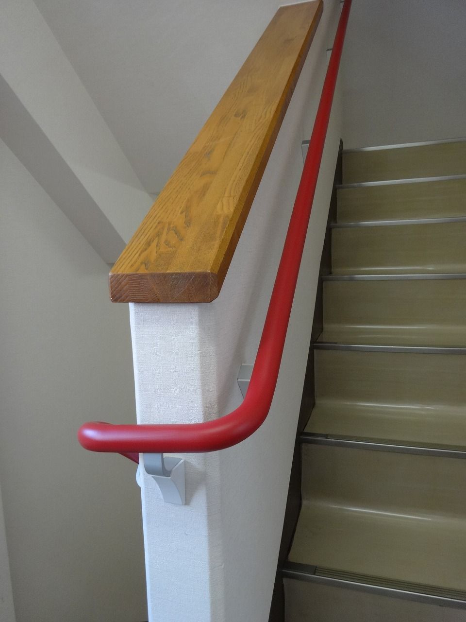 階段に手摺を取り付けてきました 快適な暮らし応援隊