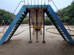 10船岡山公園すべり台