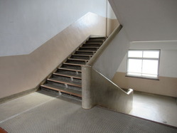 17新道小学校2階階段