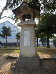 小松原公園の記念塔1