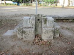 11六條院児童公園国旗掲揚台