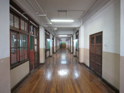 11新道小学校2階廊下
