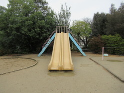 6船岡山公園すべり台