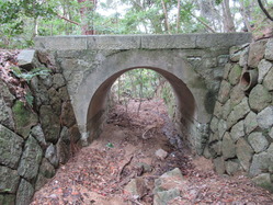 37兵舎跡への石橋