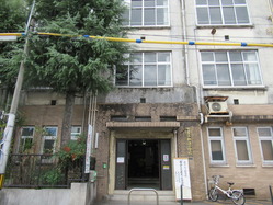 1新道小学校正面