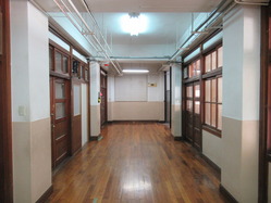 7新道小学校1階廊下