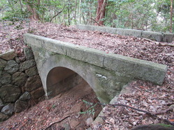 38兵舎跡への石橋
