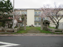 10由良小学校正門