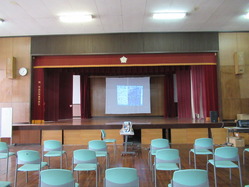 27新道小学校講堂