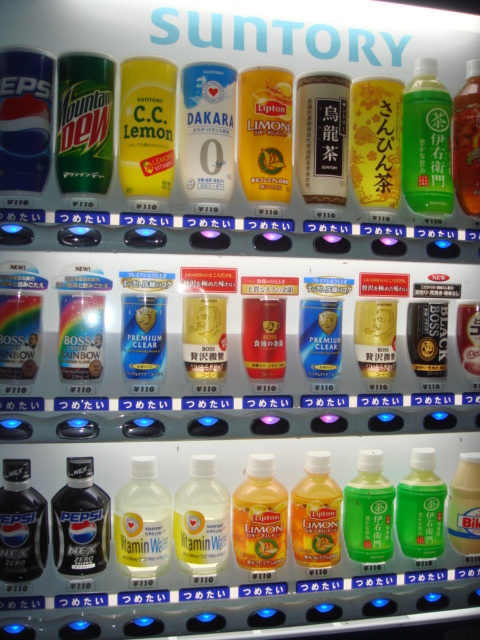 沖縄サイズの缶ジュース アジアンカフェ