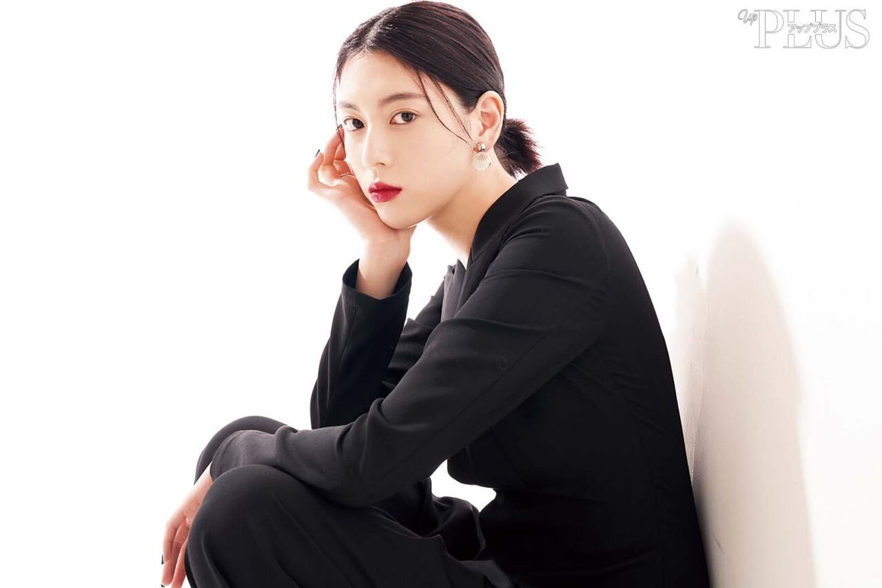 美麗 三吉彩花 胸元ぱっくり衣装でクールに 輝くもっと美容 もっと健康