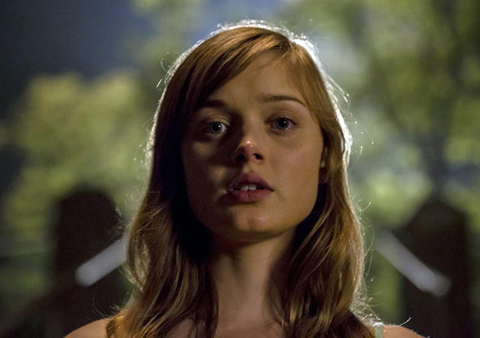 ブレット イーストン エリス脚本 ベラ ヒ スコート主演のホラー ザ カース オブ ダウナーズ グローヴ 特別映像解禁 Beyond