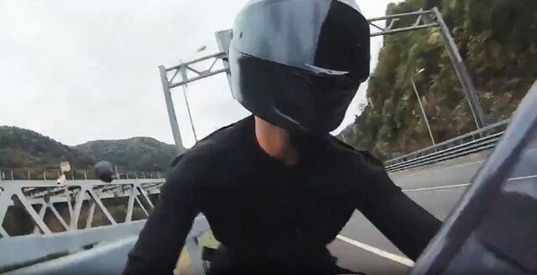 【動画】巨乳女さん、バイクでバカみたいな単独事故を起こして泣いちゃう