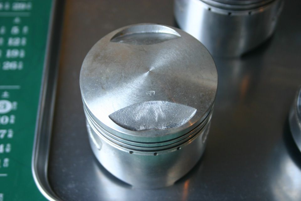 CB750Fのワイセコムのピストン823だとおもきます。