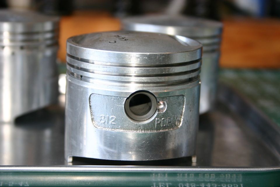 CB750Fのワイセコムのピストン823だとおもきます。