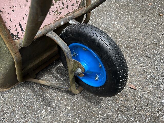 一輪車のタイヤ交換 新 レゴラリータがやってきた