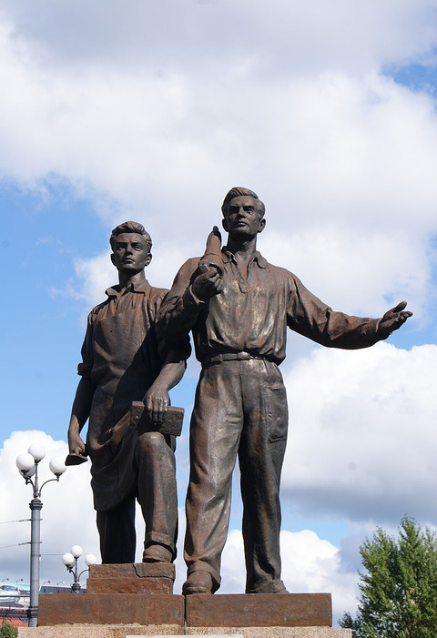 Soviet_statue_on_the_Green_Bridge_in_Vilnius_(8123389674)