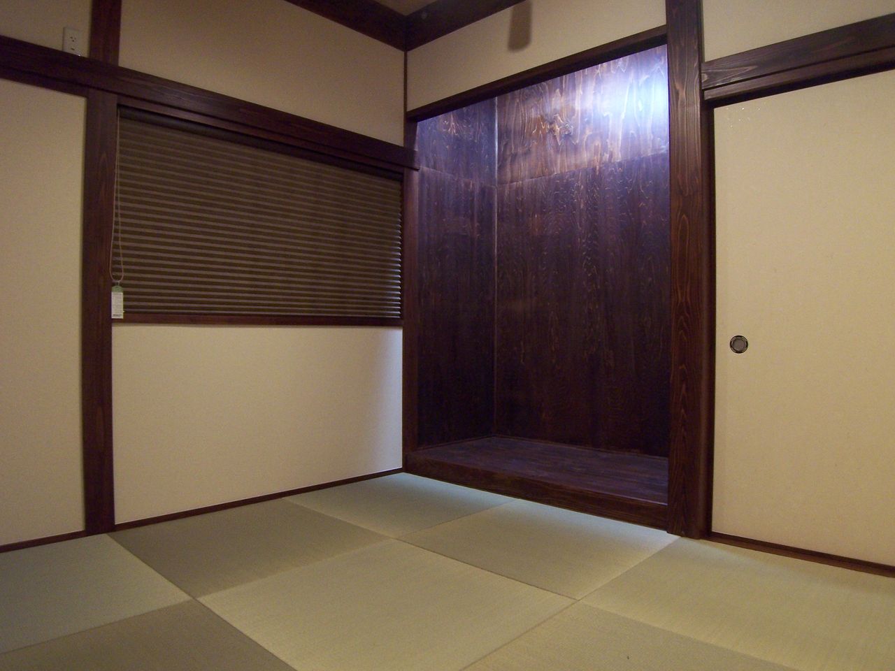 ゴキブリが和室に ビカビの家を建てました ゴキブリが和室に ビカビの家を建てました