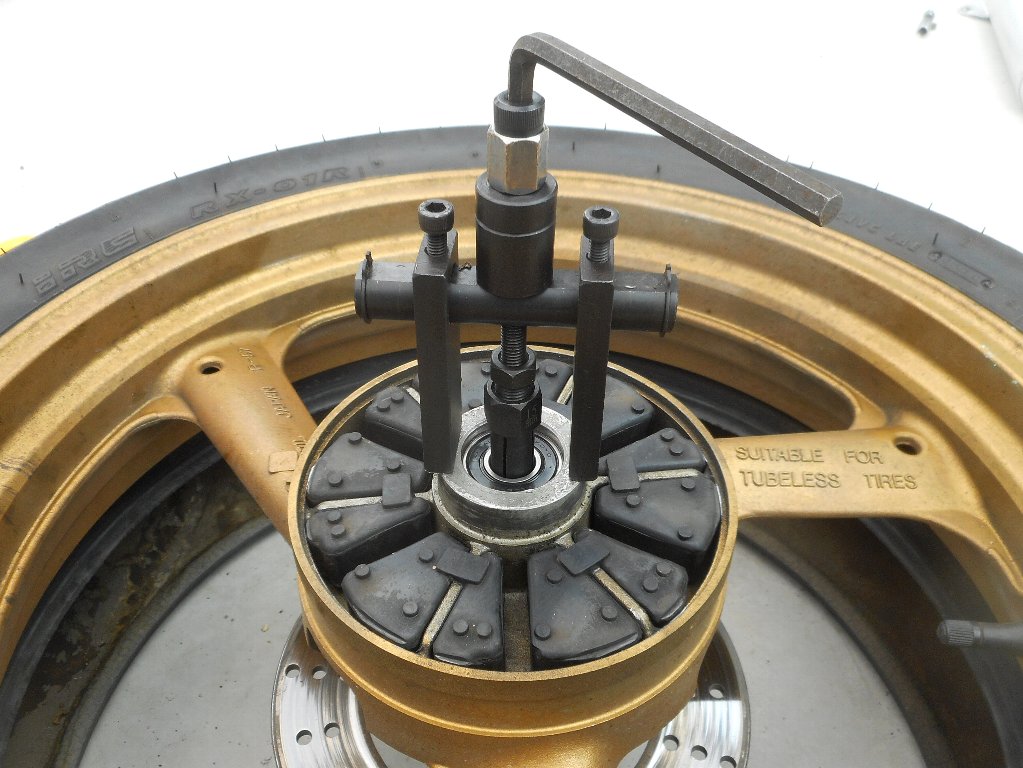 リアホイールとスプロケットのベアリング交換 : ずっと元気でバイクに乗ろう(グラディウス400) リアホイールとスプロケットのベアリング交換 : ずっと元気でバイクに乗ろう(グラディウス400)