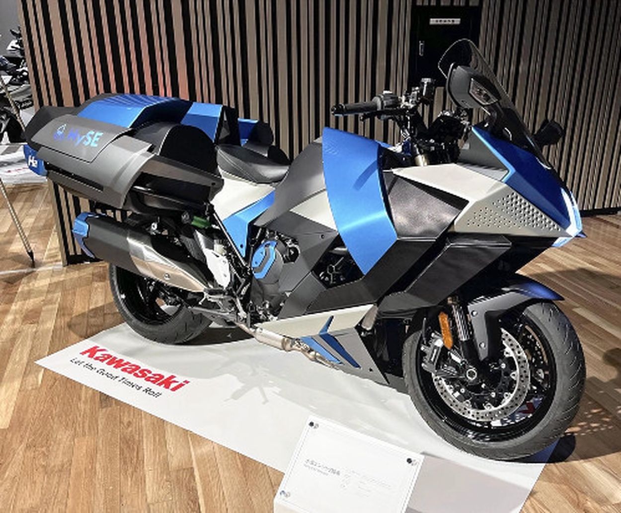 【画像】カワサキ、ド迫力燃料タンクの水素エンジン版H2を発表！