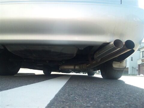 【悲報】「うるせー」車にスマホ投げた男性が逮捕…