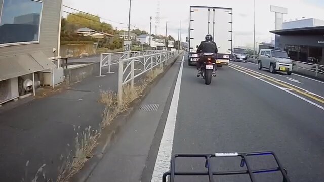 【動画あり】バイカー「すり抜けようとしたら幅寄せされて殺されかけました????」