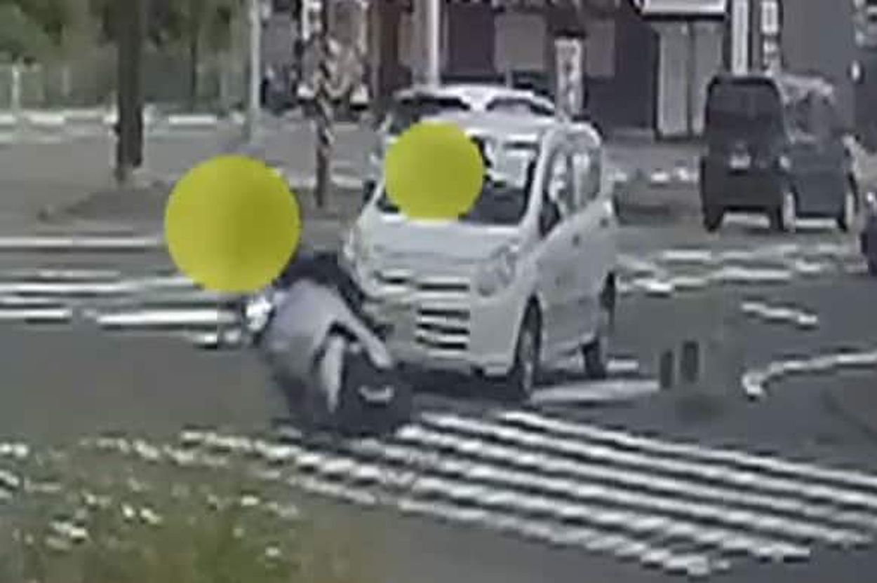 【危険】すり抜けバイクがウインカー1回で左折の軽に衝突 …十数㍍吹っ飛び負傷