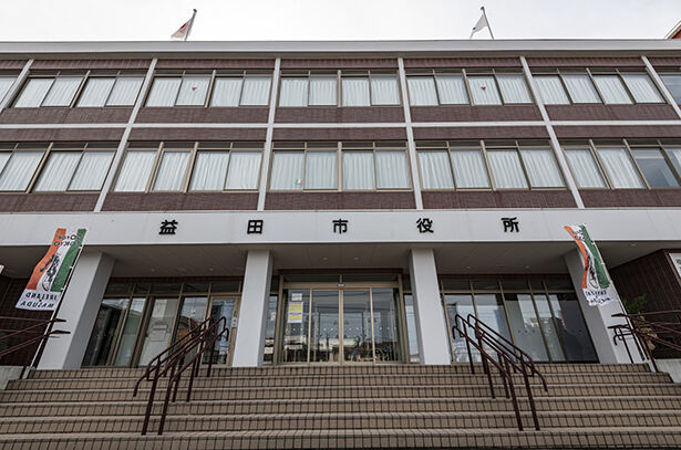 【島根】期限切れても「半年は運転できると勘違い」益田市職員が免許センターで摘発される