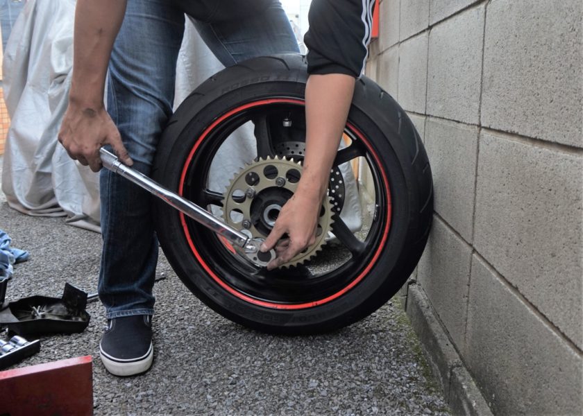 バイクのスプロケとかの交換って簡単？整備詳しいやつ来てくれ！