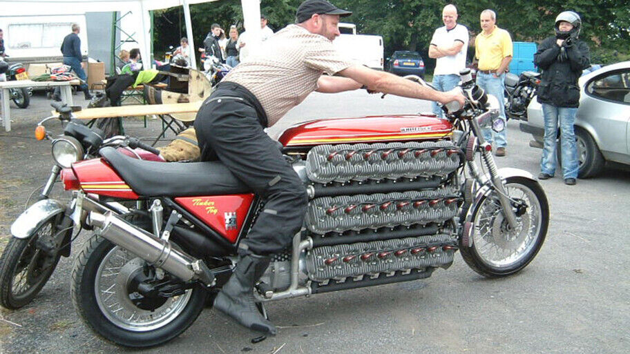 【画像】驚愕！48気筒エンジンの魔改造バイク「ティンカートイ」が海外オークションに登場