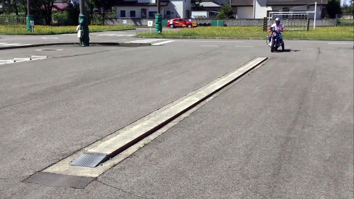 大型二輪教習中ぼく「スラロームおもすれ～」教官「ぼくさん一本橋にどちらが長く乗れるか僕と勝負しましょう！」