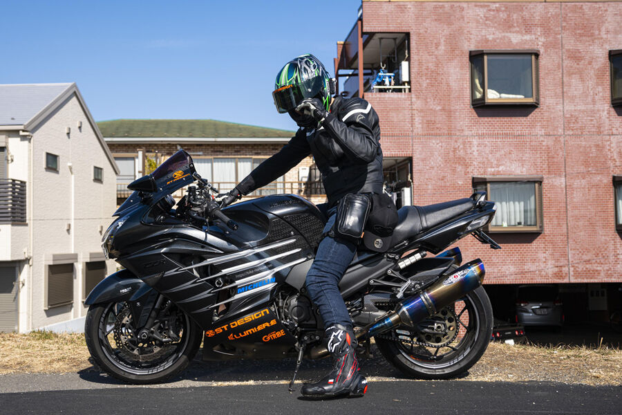 大型バイク乗ってる人いくらのジャケットとズボン履いてる？