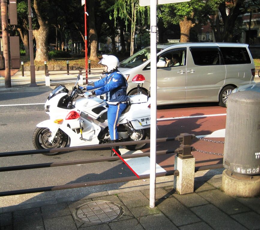 【謎】バイクが信号待ちで停止線超えても許される理由