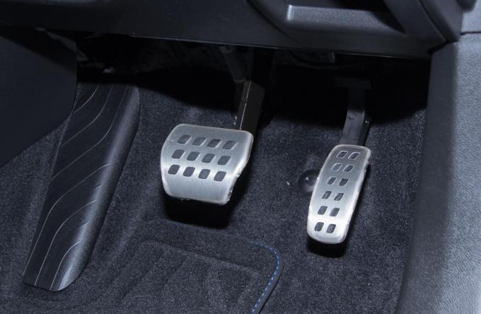 【謎】赤信号でブレーキ踏み始めるのめっちゃ早い車いるでしょ？