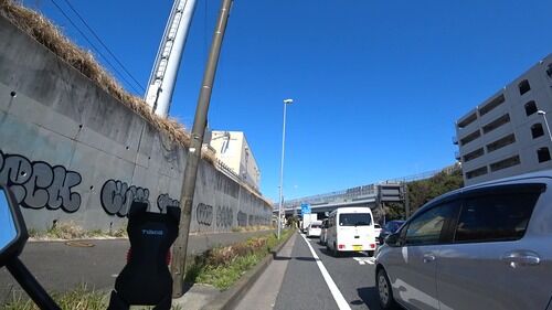 渋滞で止まってる車列横の路肩をバイクですり抜けるのは？