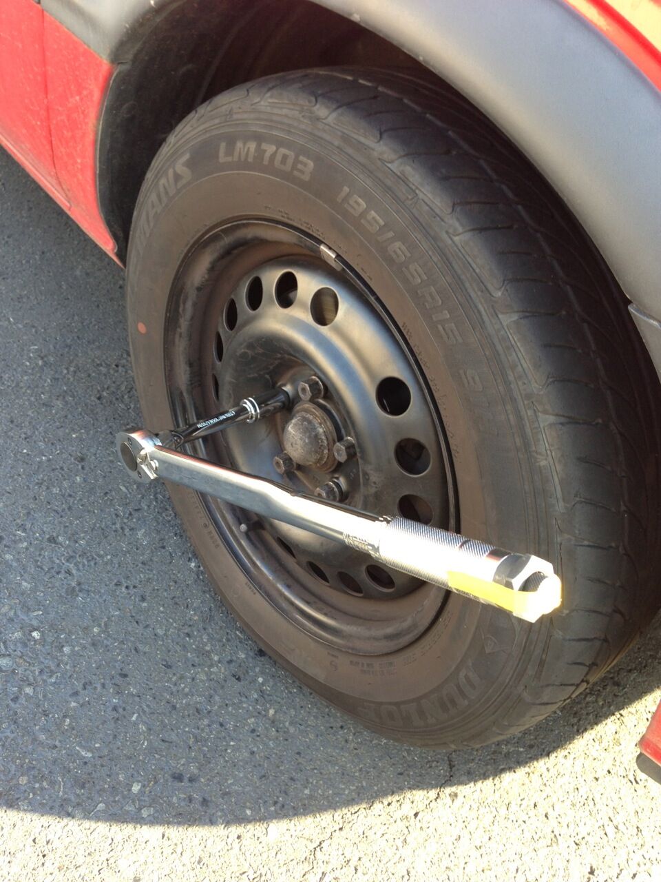 【動画】女さんのタイヤ交換ヤバすぎると話題にｗｗｗｗ