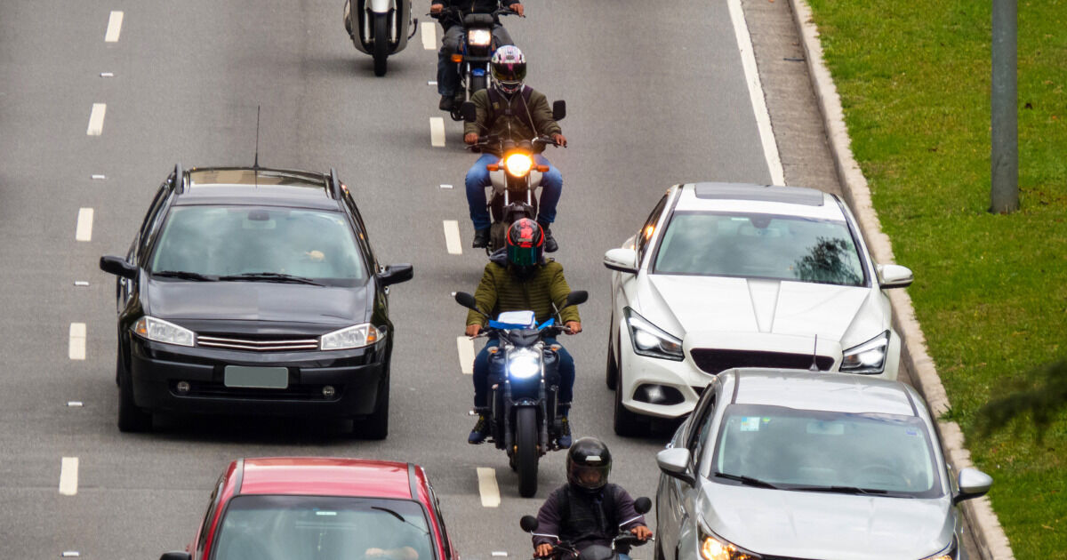 【質問】たまにバイクを目の敵にしてる車いるけど何なの？