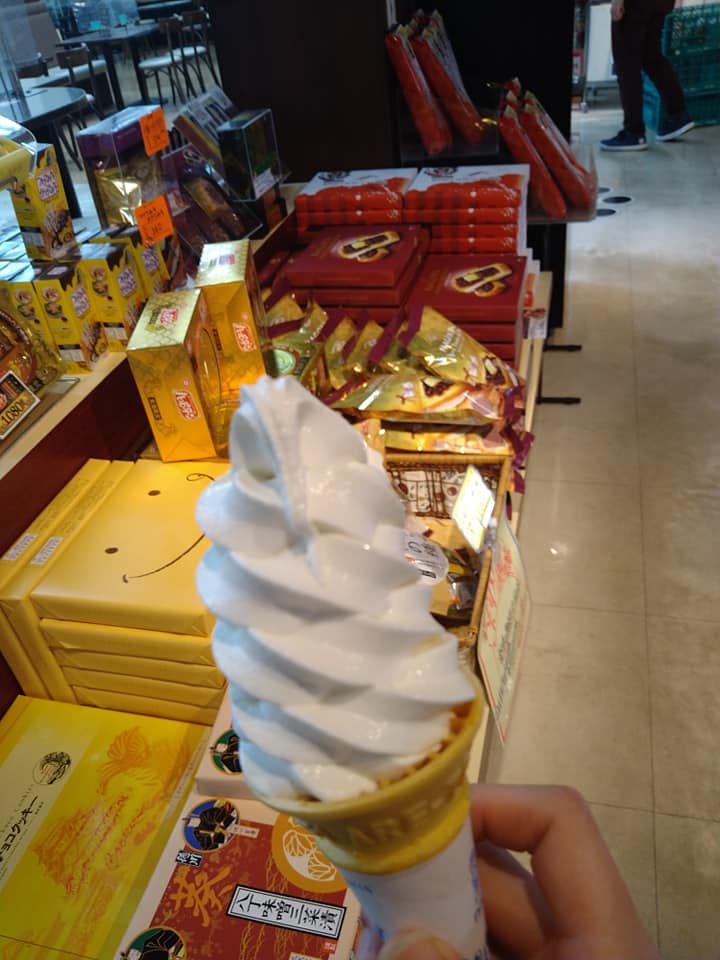 サービスエリアで満面の笑みでソフトクリーム買ってるおっさんを見た時