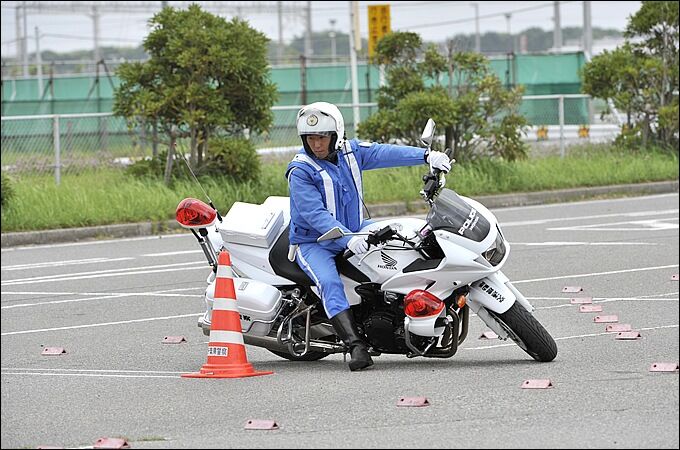 【悲報】バイクのUターン、ガチのマジで難易度が高すぎる