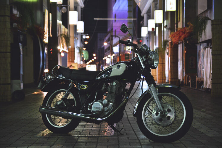 夜中にバイク乗りたいけど住宅地でエンジンかけたうるさい？