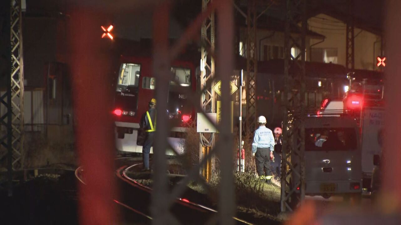 【え？】踏切で特急列車とバイクが衝突…ライダー現場から立ち去る