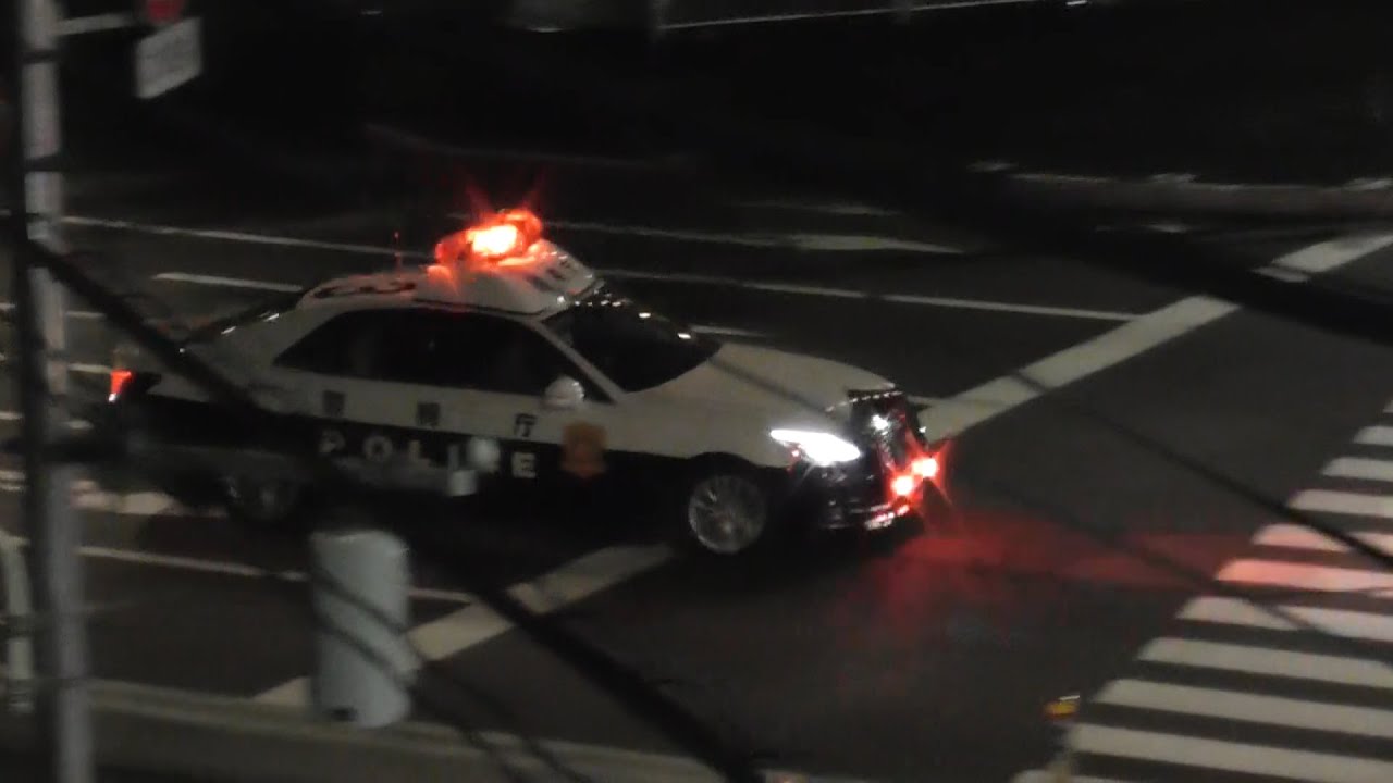 バイクで信号待ちしてたら赤色灯つけたパトカーに後ろ止まられて困ったわ