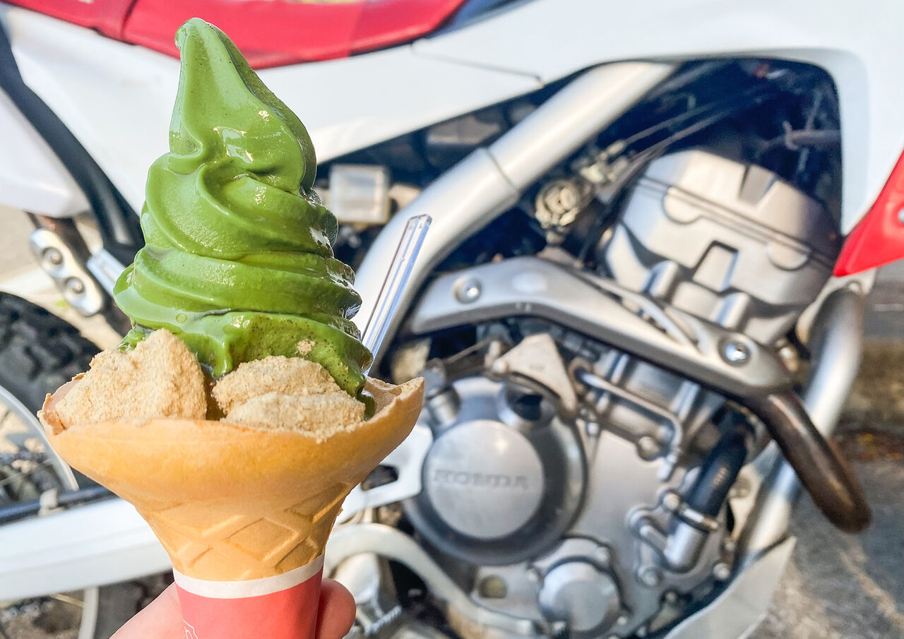 ????サービスエリアでソフトクリーム舐めてる男がキモすぎる！ｗｗｗ