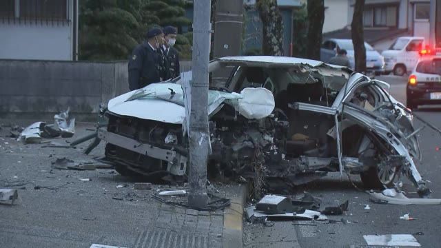 【画像】まさかダイハツ？原付バイクと衝突した車が崩壊してしまう…