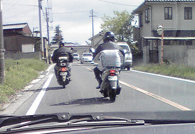 急な追い越しされるのが危険だからって車線の真ん中走ってるバイクｗｗｗ