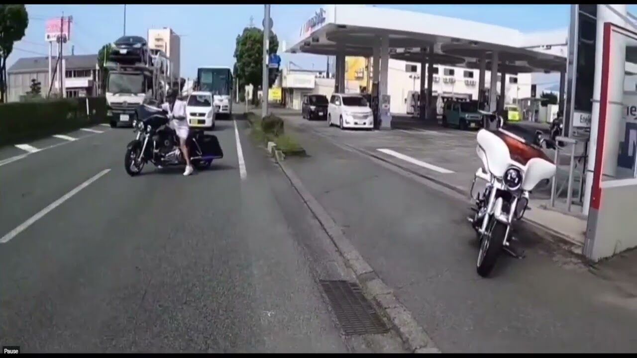 【クソ】バイク2台が道路を塞いで仲間バイク20台くらいを出してたんだがクズすぎんか？