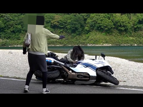 【悲報】超有名バイク女子さん困惑！崖際での駐車ミス、まさかの2m転落…